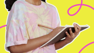 Aluna usando um lápis e caderno para anotar um novo conteúdo, sendo um exemplo do conceito de aprendizagem significativa.